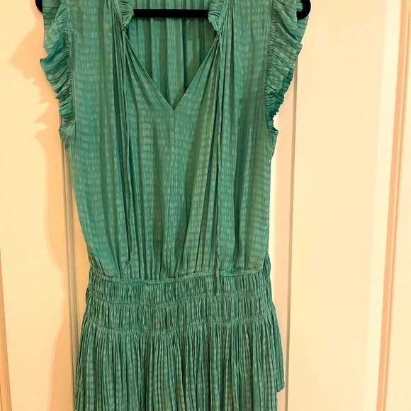 Cute summer dress worn once! Size medium and is pleated around waste. - Picture 4 of 6
